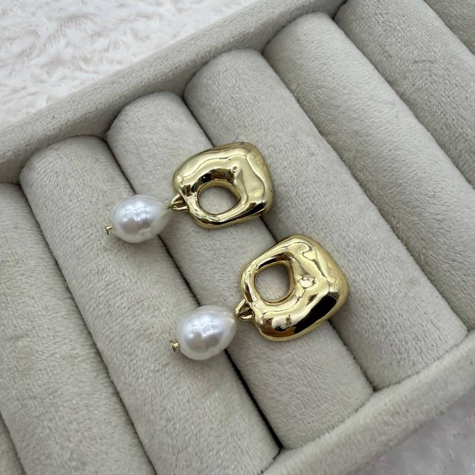 گوشواره طلایی با طراحی هندسی و مروارید 