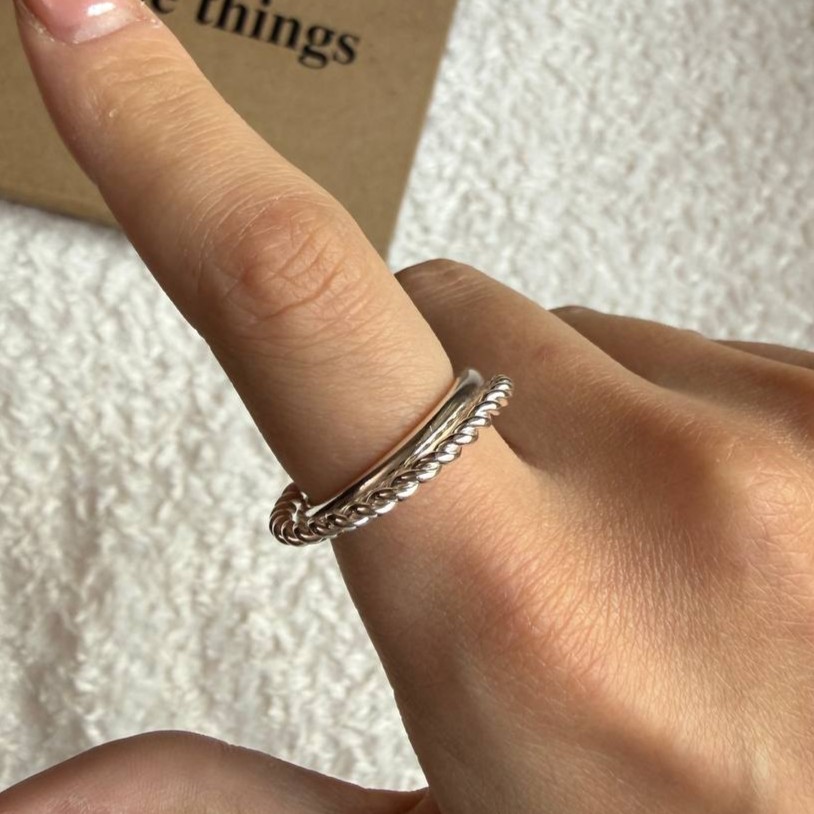 انگشتر نقره‌ای با طراحی دوتایی متصل