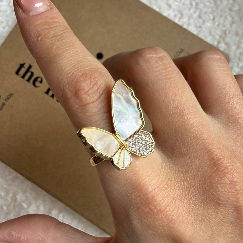 انگشتر طلایی با طراحی پروانه‌ای 