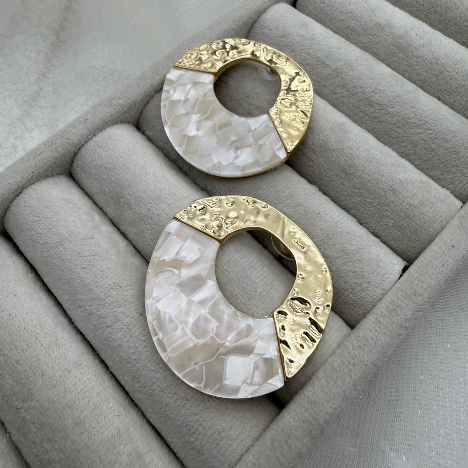 گوشواره گرد نامتقارن طلایی و‌ سنگ رزین صدفی 