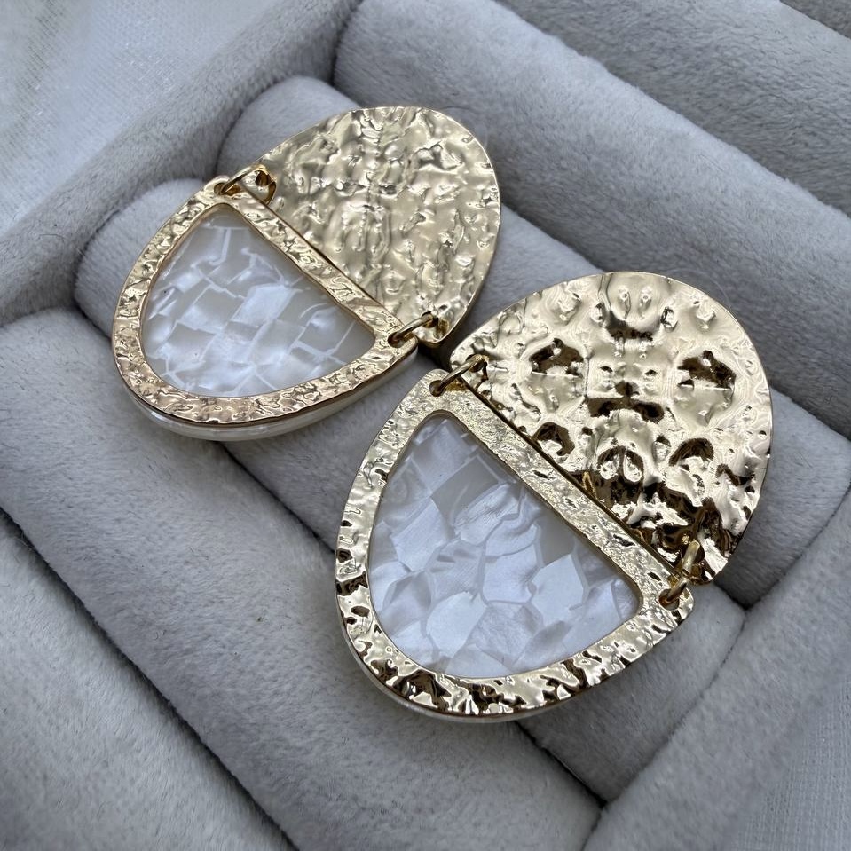 گوشواره بیضی طلایی و سنگ رزین صدفی 