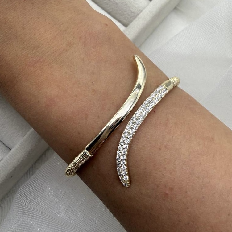 بنگل نگین دار طرح طلا 